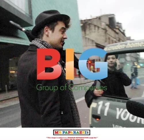 Pete Doherty and Companion Catch Cab in Glasgow