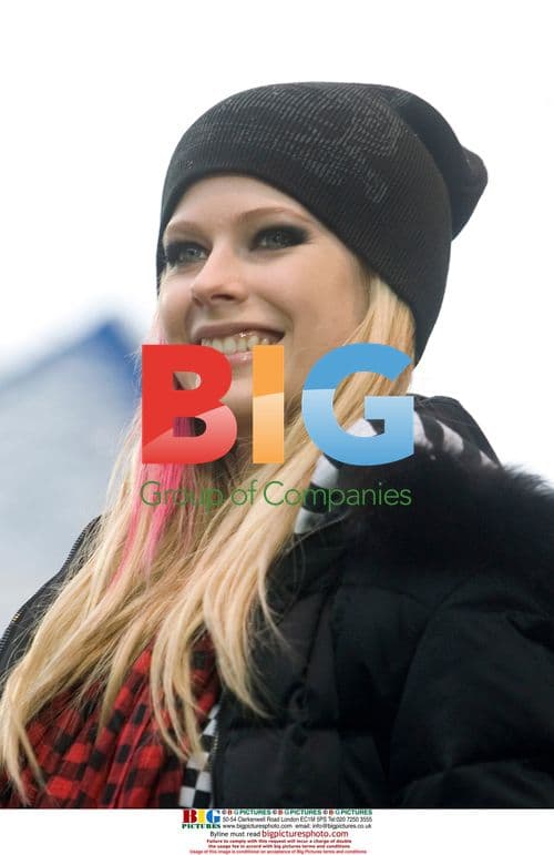Avril Lavigne sings in snow at Best Buy grand opening