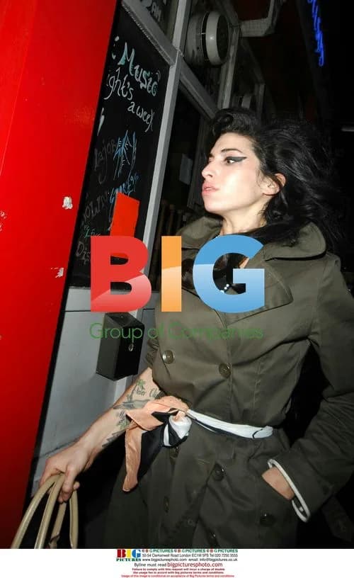 Amy Winehouse packs up and heads out