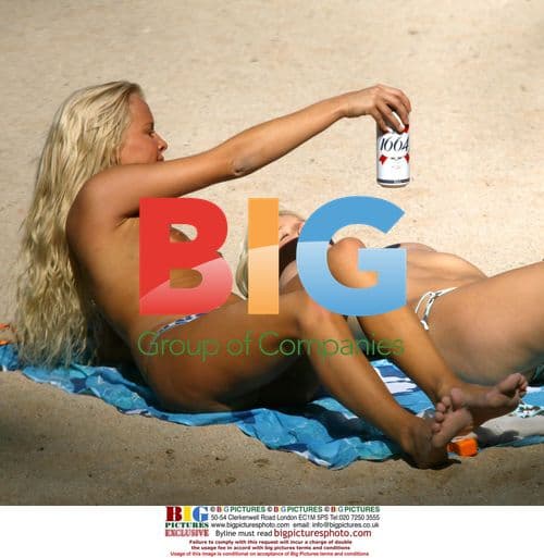 Models Anna Taverner and Michelle Marsh