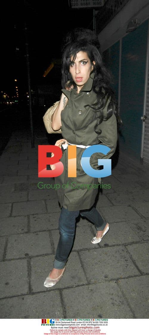 Troubled Amy Winehouse leaves London pub