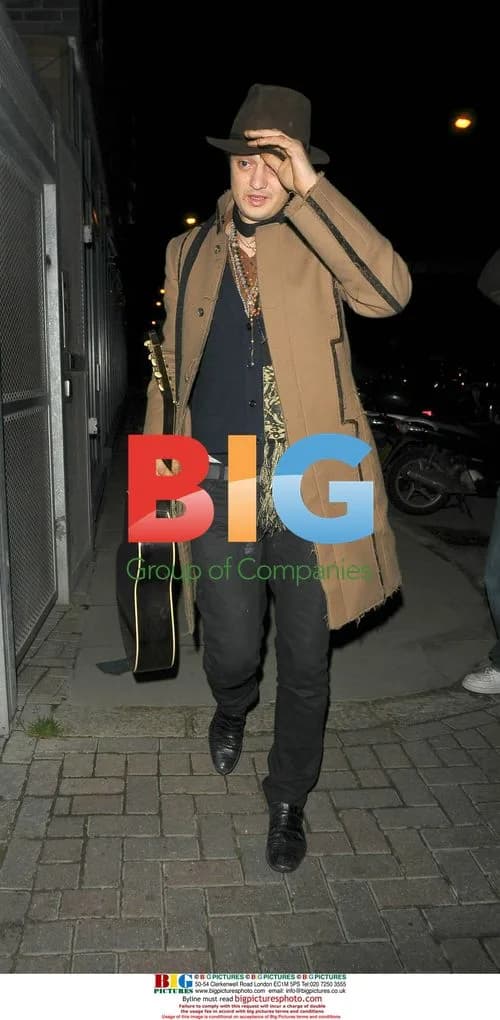 Pete Doherty visits Amy Winehouse at 4am