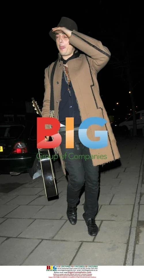 Pete Doherty arrives at Amy Winehouse's house