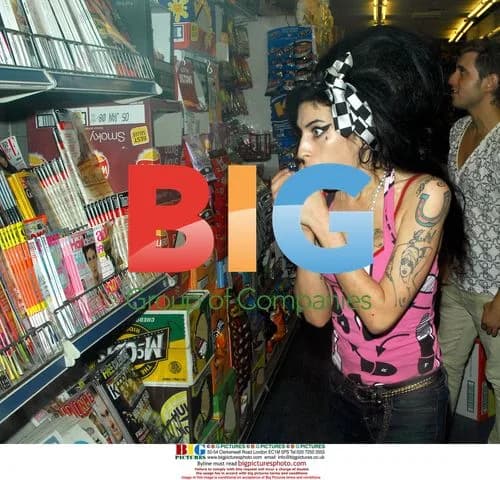 Amy Winehouse goes on late night lolly run