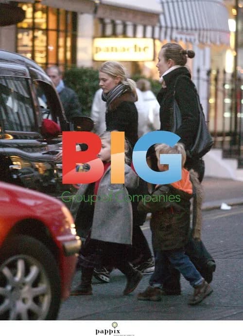 Donna Air Stops Traffic in London