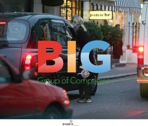 Donna Air Stops Traffic During Christmas Shopping