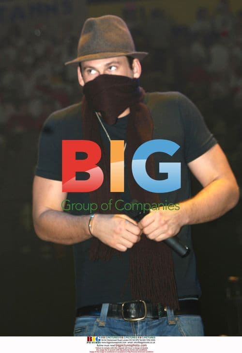 Lee Ryan performs with Young Voices school choir