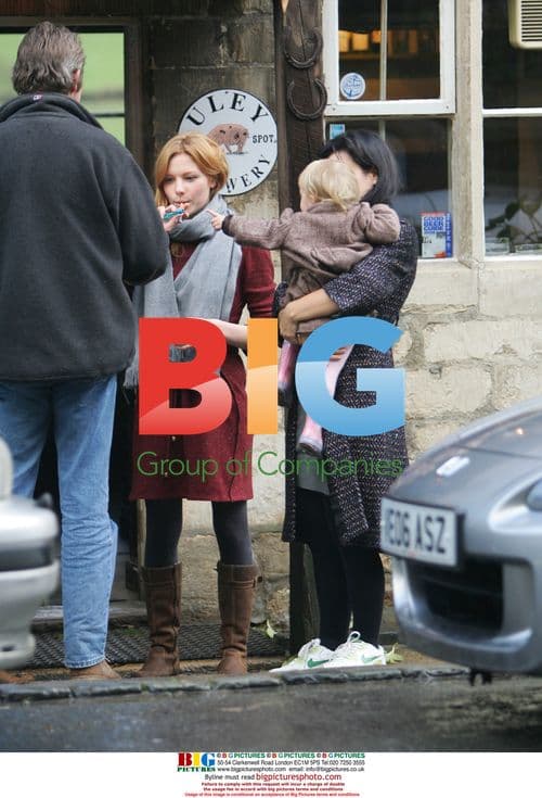 Lily Allen Visits Pub with Family