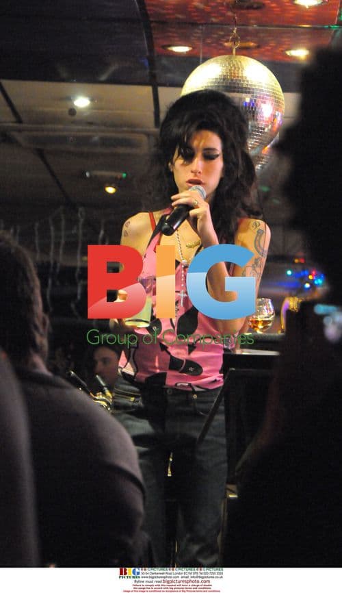 Amy Winehouse Performs Surprise Gig in Soho