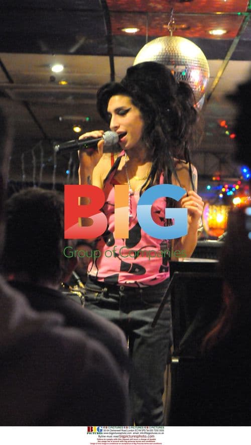 Amy Winehouse Performs Impromptu Gig