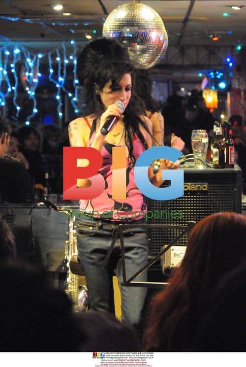 Amy Winehouse Performs Surprise Gig