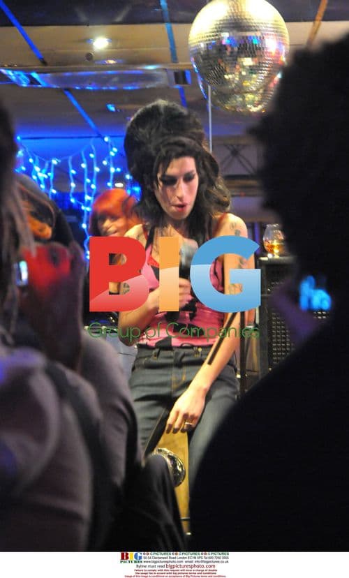 Amy Winehouse Performs Impromptu Soho Gig