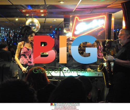 Amy Winehouse Performs Impromptu Gig in Soho