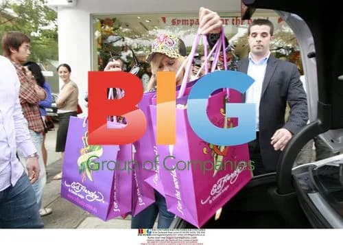 Tara Reid Shopping in Sydney
