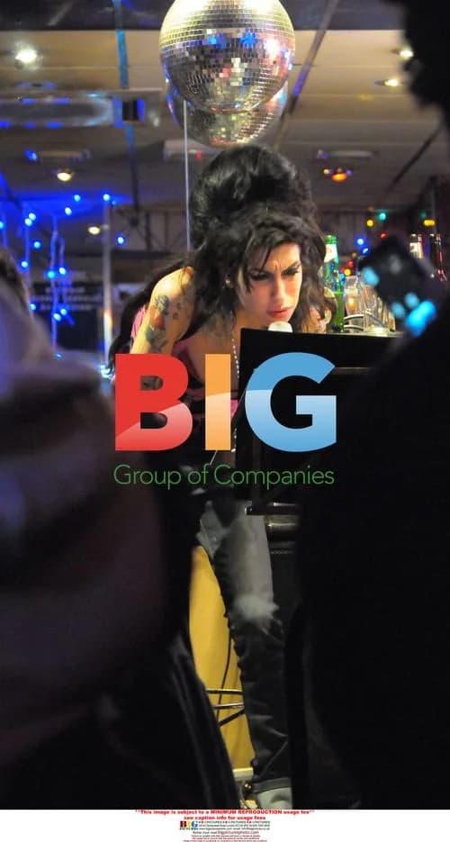 Amy Winehouse Performs Impromptu Gig in Soho