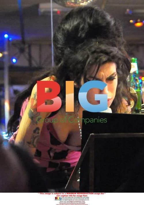 Amy Winehouse Performs Impromptu Gig in Soho