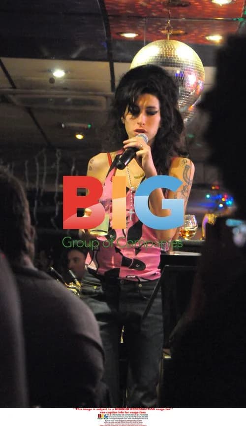 Amy Winehouse Plays Impromptu Gig in Soho