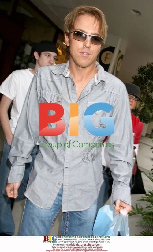 Larry Birkhead Christmas shopping