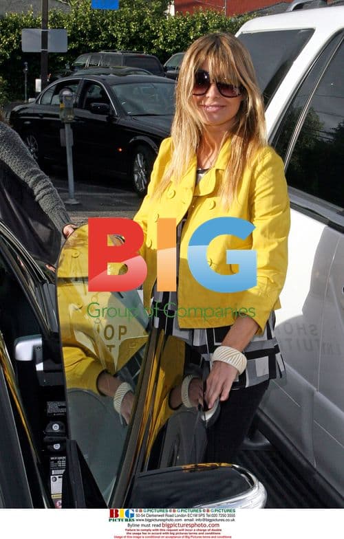 Carmen Electra Shops in Yellow Jacket