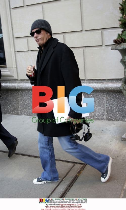 Michael Bolton signs autographs