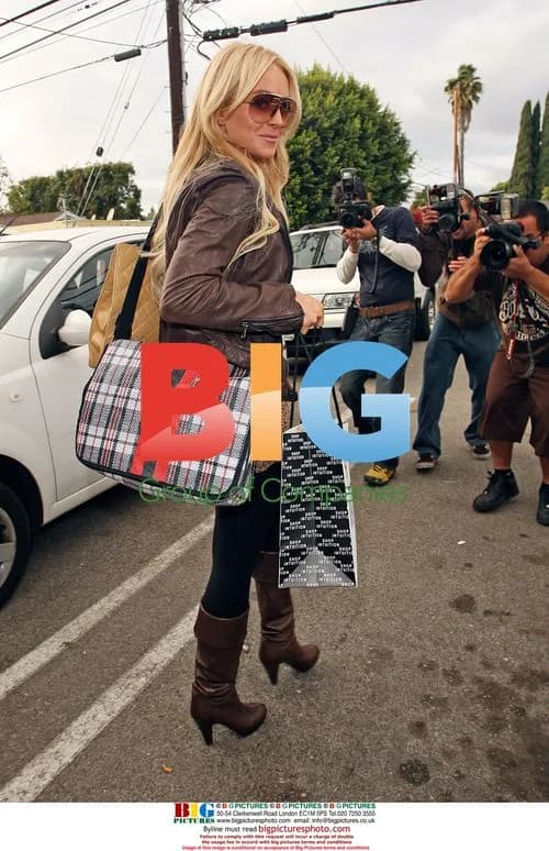 Lindsay Lohan Goes Shopping