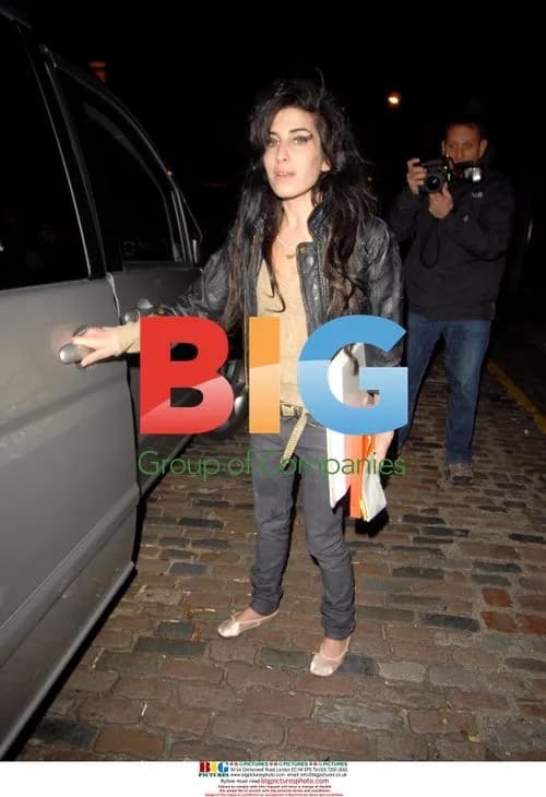Amy Winehouse leaves home with belongings