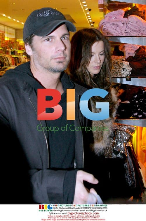 Kate Beckinsale goes Christmas shopping