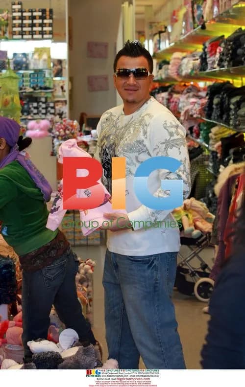 Peter Andre and Katie Price Christmas Shopping
