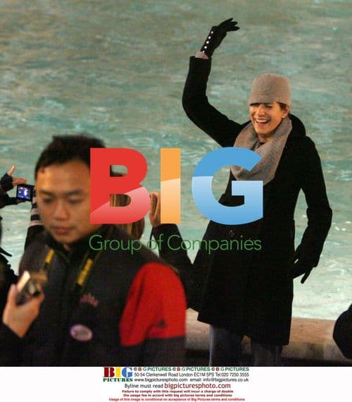 Kate Walsh shops at Trevi Fountain in Rome