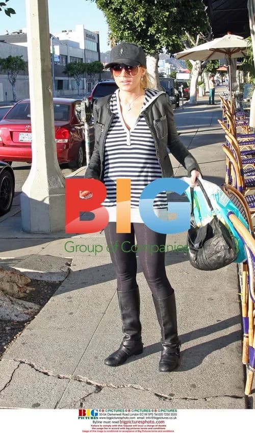 Lindsay Lohan Lunches and Shops with Gal Pals