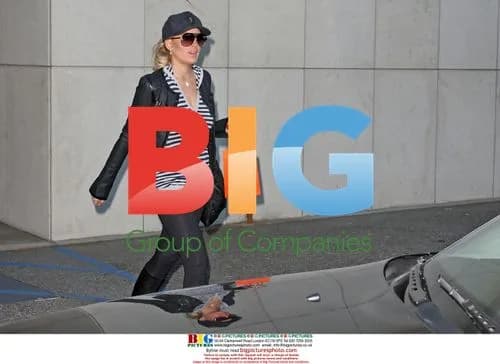Lindsay Lohan Lunches With Friends