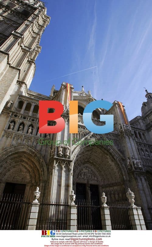 Princes of Asturias giving gold medals