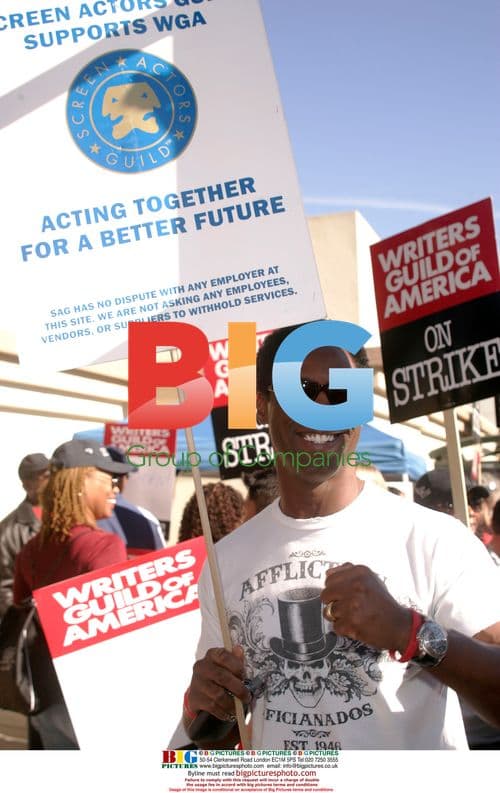 Isaiah Washington supports writers strike