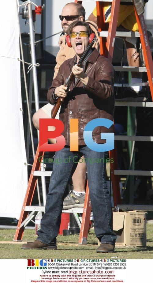 Jim Carey and Zooey Deschanel on film set