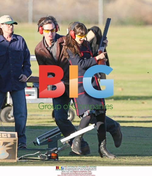 Jim Carrey and Zooey Deschanel on set of "Yes Man"