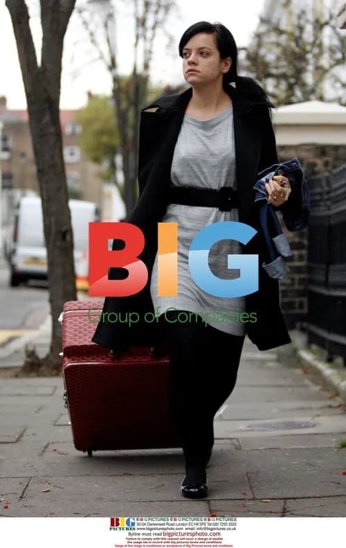 Lily Allen prepares for countryside trip