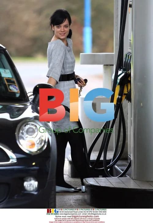 Lily Allen Preps for Country Trip