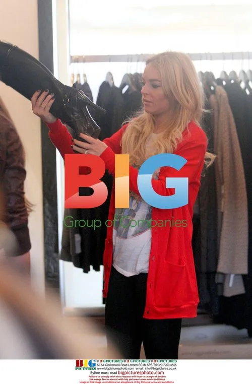 Lindsay Lohan Shops in Malibu