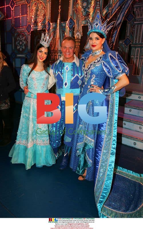 Snow White and The Seven Dwarfs Panto Curtain Call