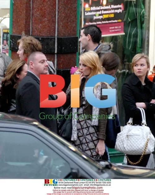 Mischa Barton Christmas Shopping in Dublin