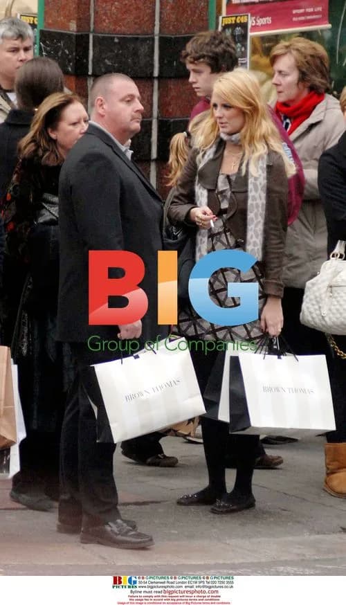 Mischa Barton Christmas Shopping in Dublin