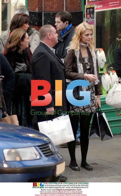 Mischa Barton Christmas Shopping in Dublin