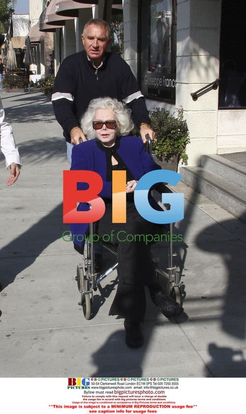 Zsa Zsa Gabor Leaves Salon