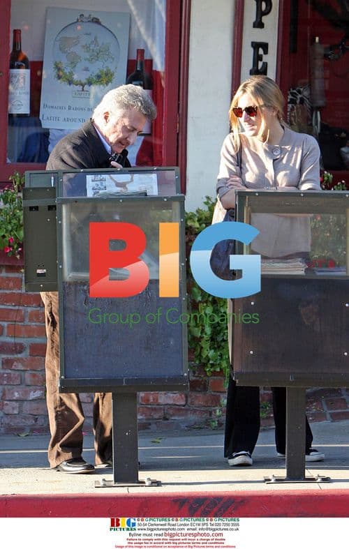 Dustin Hoffman and daughter Rebecca take stroll