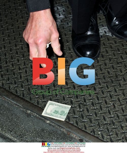 Elliot Mintz Drops $100 Bill Outside Villa Lounge