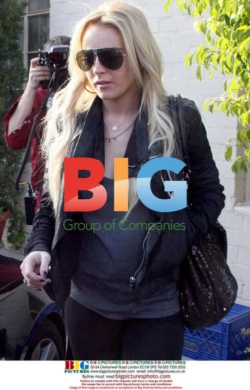 Lindsay Lohan Leaves Lunch at The Ivy