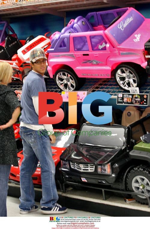 Larry Birkhead shops for Christmas