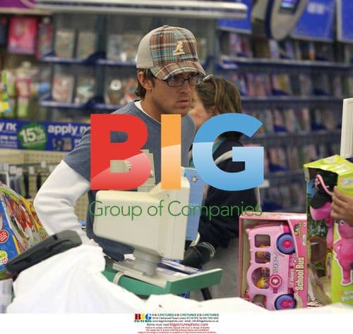 Larry Birkhead shops for Christmas