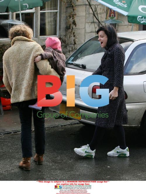 Lily Allen goes to pub with family