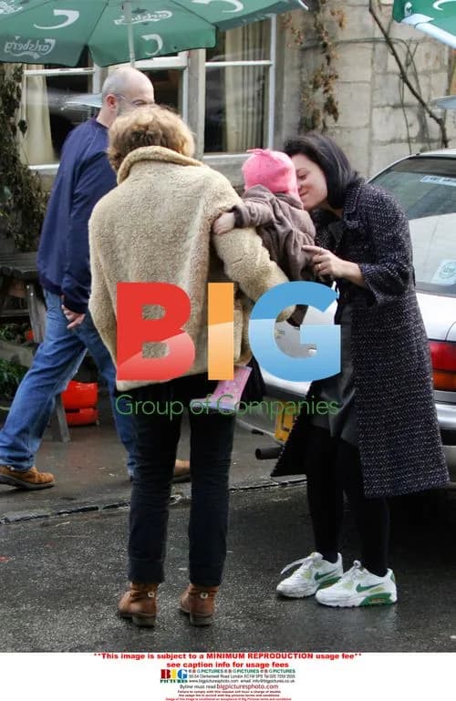 Lily Allen goes to the pub